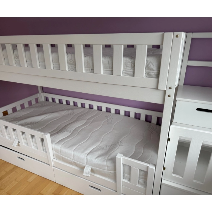 łóżko pięrtoe ze schodami w pokoju dziecięcym